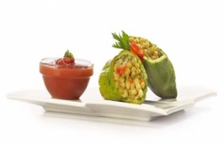 Caiguas rellenas de trigo y salsa de tomate